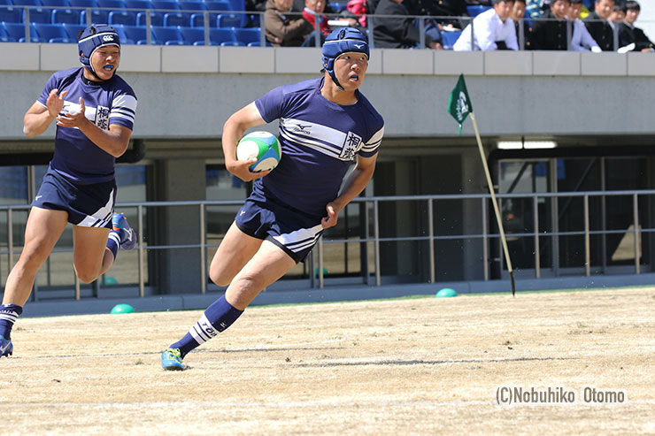 後半15分、桐蔭学園はWTB秋濱がトライを返し、CTB桑田のゴールで14－20と追い上げる