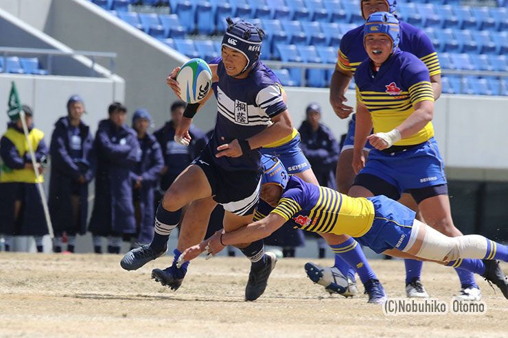 前半14分、7点をリードされた桐蔭学園はSH亀井が一瞬の隙を突いてラインブレイク、トライを返す