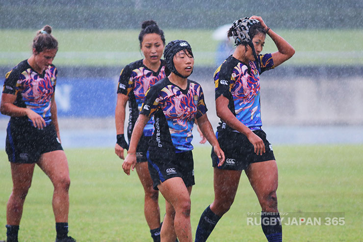 ディアナに勝利したながと。後半終了間際に激しく雨が地面をたたきつけた。
