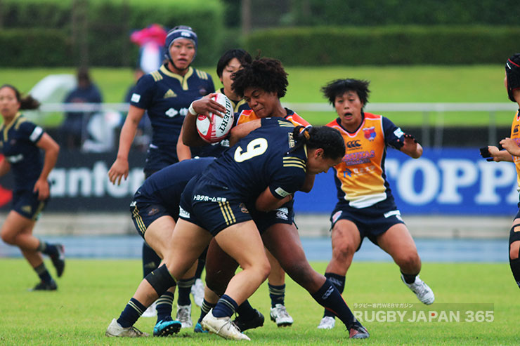 ダブルタックルでパールズがディフェンス。