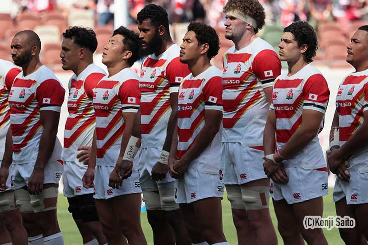 日本代表は喪章をつけて試合に臨んだ