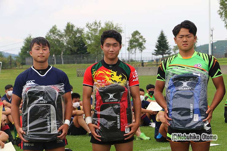 MVP(左から)プレート:田中景翔(常翔学園)、カップ:伊藤利江人(報徳学園)、ボウル:小澤龍太郎(青森山田)