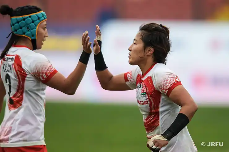 梶木真凜と中村知春のハイタッチ
