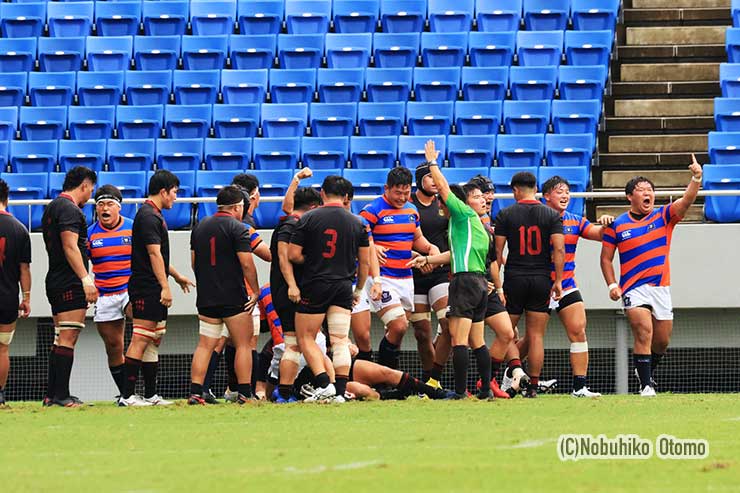 前半38分、法大がスクラムを押し込みNo8佐野がトライ