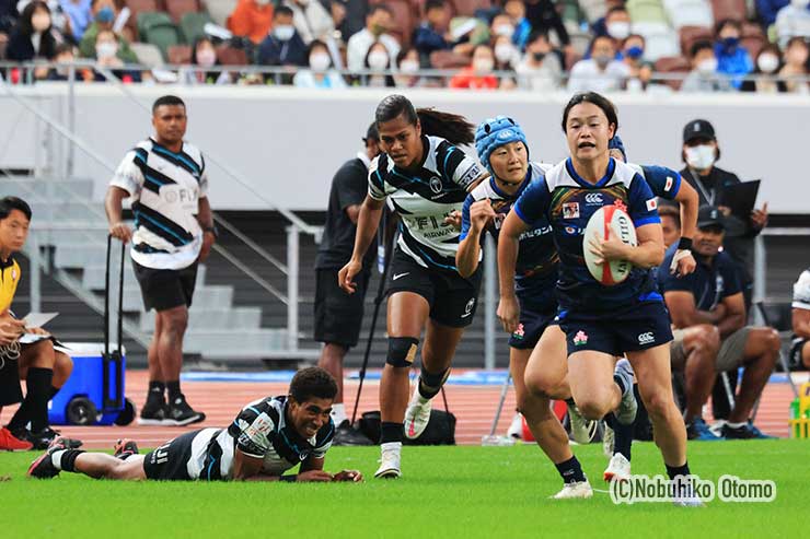 終了直前、磯貝は自陣からタックラー2人をステップでかわす快走トライ