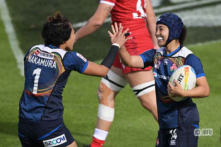 トライを上げた吉野を中村が祝福
