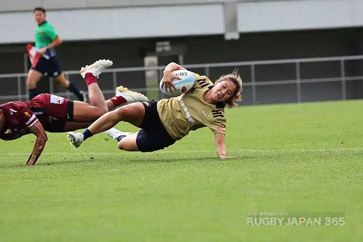 古屋みず希がそのボールを自らキャッチし勝負を決めるトライ