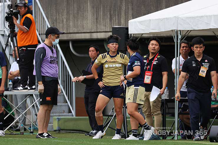 応急処置を終えた保井の状況を確認するジャンヌヘッドコーチ