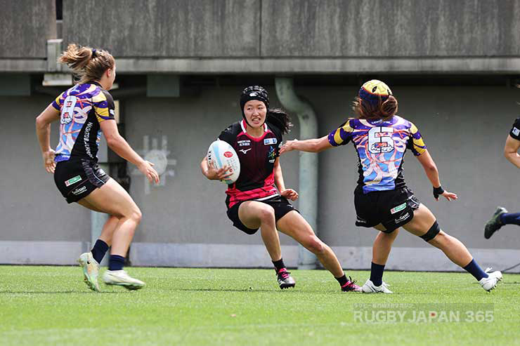 永田花菜が内側にステップを切ってディフェンダー2人を交わす