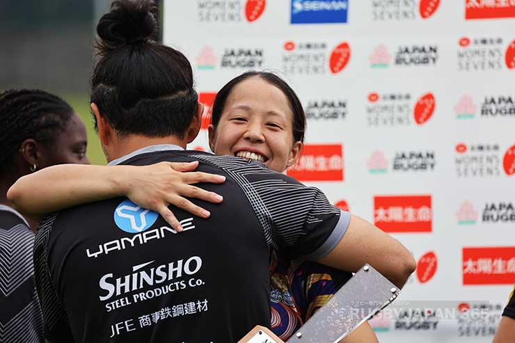 村杉徐司ハイパフォーマンスディレクターとハグ