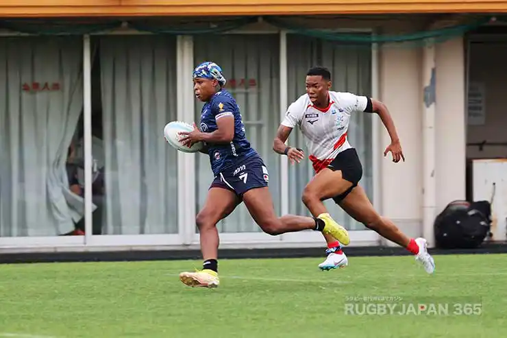 ジラワンのプレッシャーを交わしてニアトリバーがトライ
