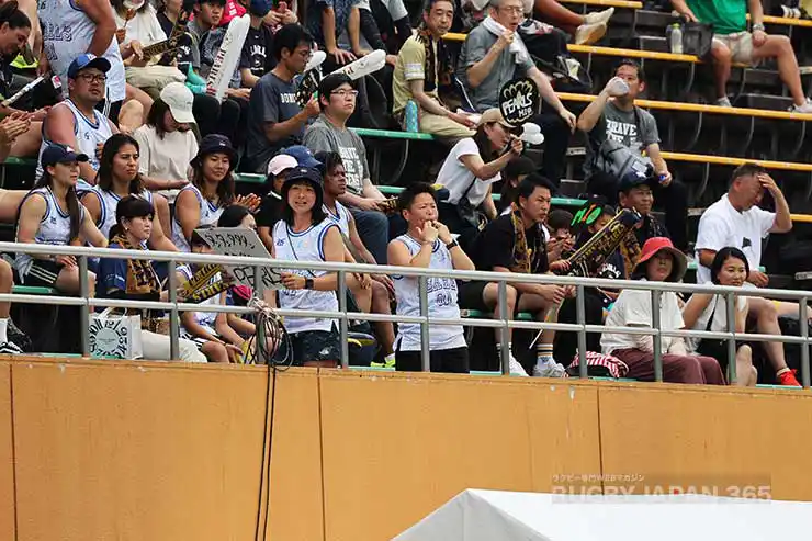PEARLSの地元応援_プラカードを持つのは昨年で現役引退した片嶋佑果さん