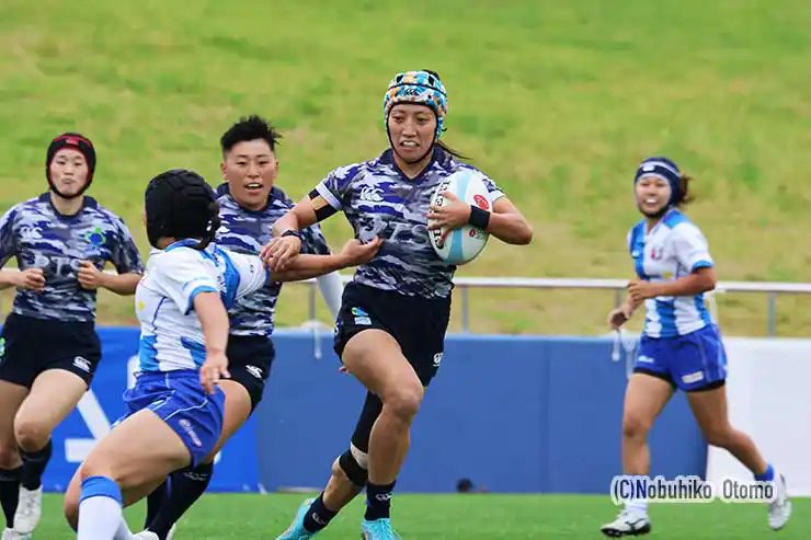 前半4分にも梶木真凛が突破しオフロードで平山にラストパス