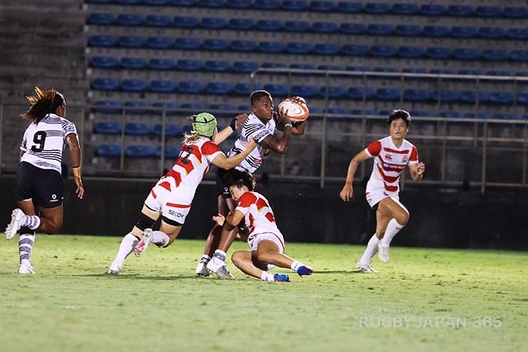まさに「フィジアンマジック!」低く入ったタックルに対して上を通してボールをつなぎ10点差に迫るフィジアナ。