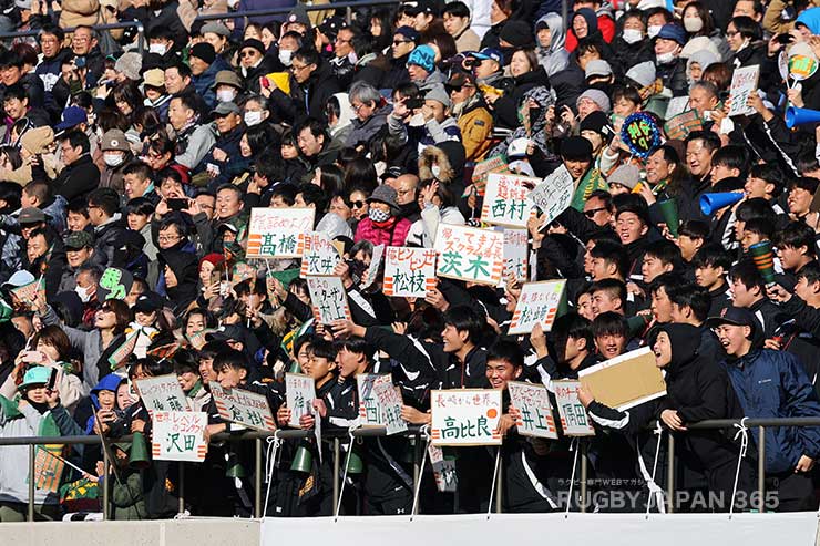 東福岡の応援席ではノンメンバーが各選手のプラカードを用意