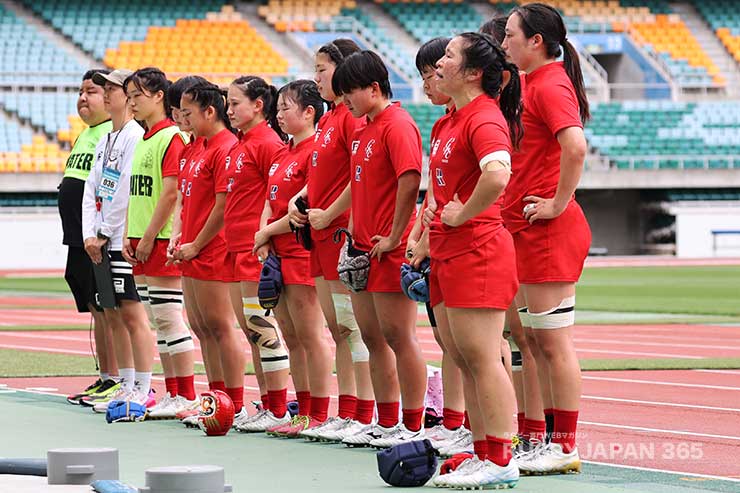 「15人制日本一という目標が残っているのでもっと厳しく練習します」スタンドの応援団に。グレース・安井ノエル