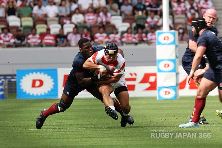 イトジェのタックルを受ける原田