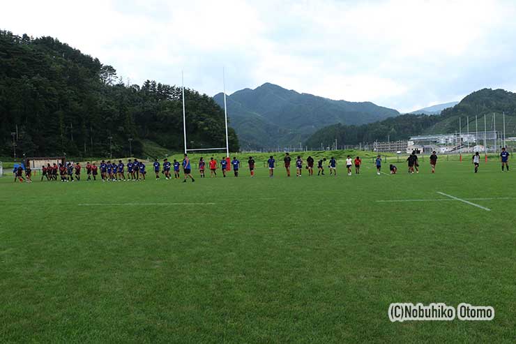 最後は選手達は横一列になってグラウンドのごみ拾いと芝の補修