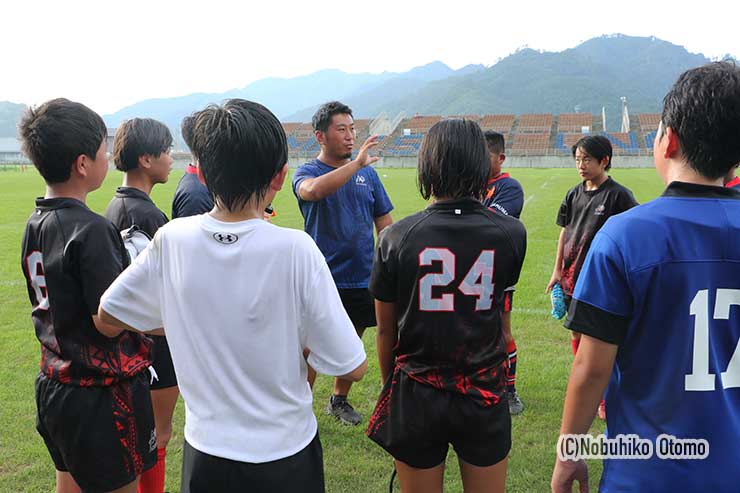 U13の選手達にアドバイスを贈るAcornsの中村コーチ