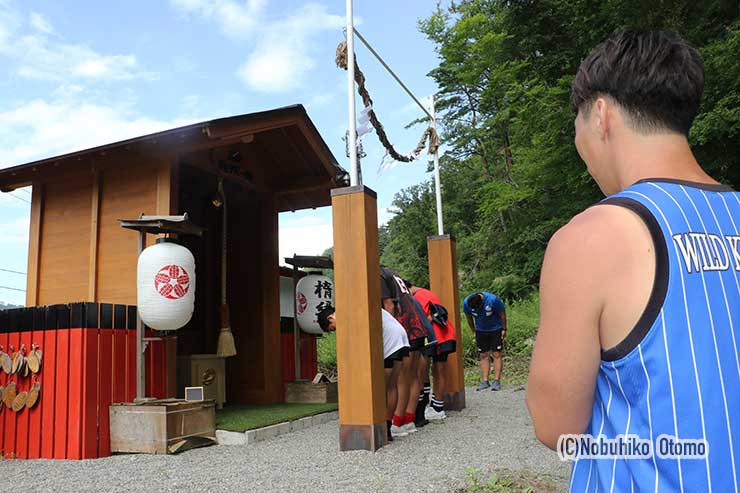 鵜住居スタジアム裏のラグビー神社にみんなで参