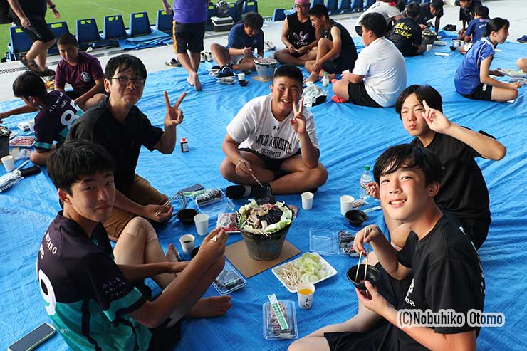 スタジアムで遠野ジンギスカンを囲んでのアフターファンクション。写真には匂いが映らないのが残念