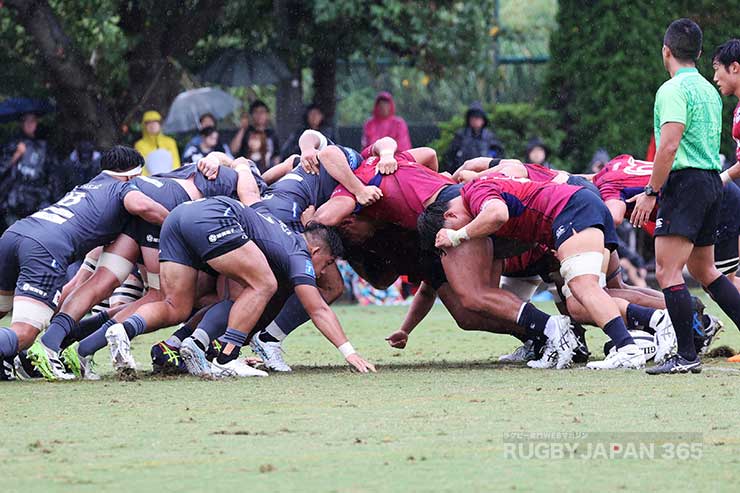 スクラムではライナーズがプレッシャーをかける場面も