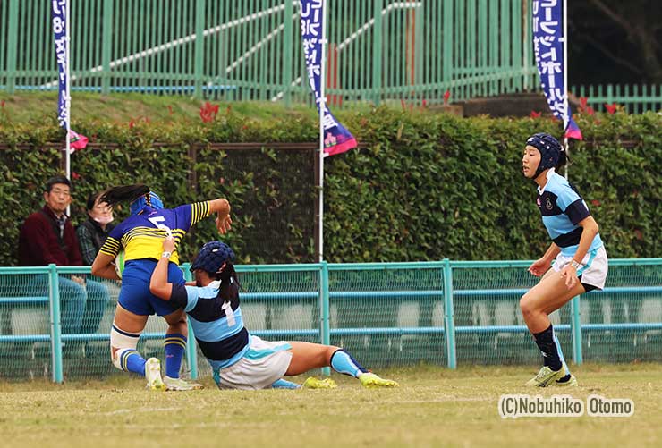 6分、ゴールに迫った京都成章⑤尾久土栞に六浦①高田明里が必死のタックル