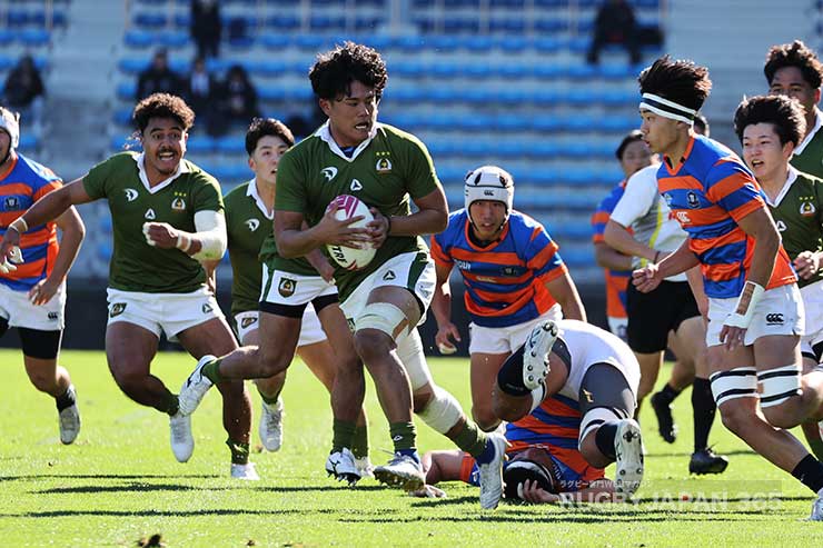 大竹慶宣が相手のタックルをものともせず前進