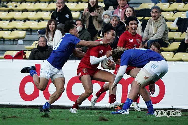 流経大WTB小野塚がFBセブンスターを弾き飛ばす