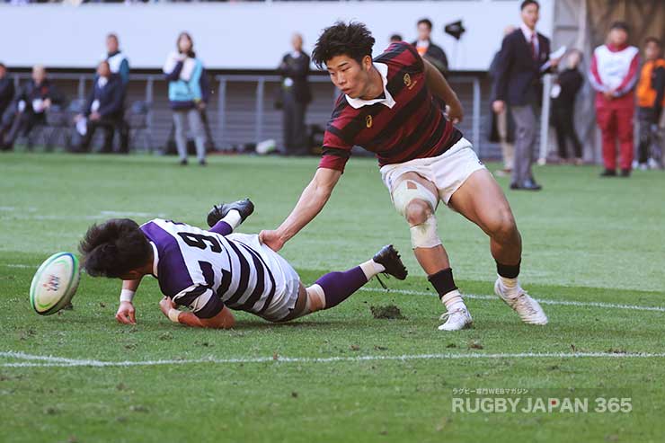 矢崎がチェイス。明治・柴田が何とかセービングしようとするもボールが乱れ早稲田にわたる