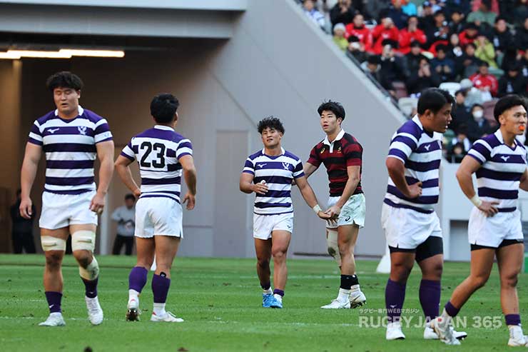 U20日本代表でも一緒に戦った矢崎由高が伊藤龍之介と握手