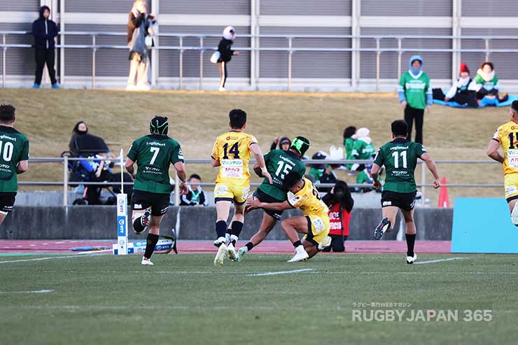 田村を弾き飛ばしてアレンゼがそのままインゴールへ