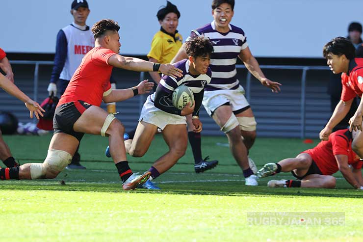 伊藤龍之介の突破からボールをゴール前にキャリー