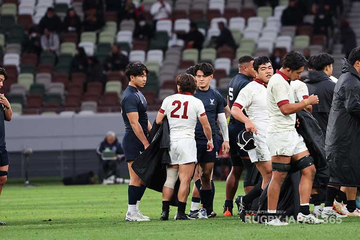 試合終了後、京都成章時代の同期である、早稲田SH宮尾昌典と話をする辻野。