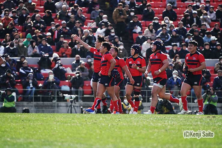 接戦を勝利した常翔学園。スタンドの応援団に挨拶