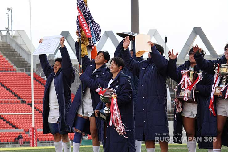 優勝報告をスタンドの応援席に行う