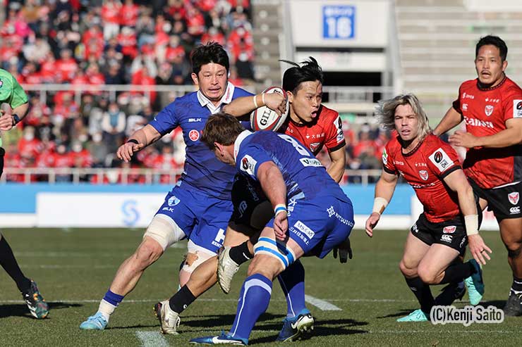 切れ味鋭いステップで石田吉平が突破