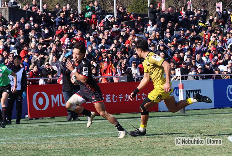 WTB植村が河瀬のタックルを受けながらトライ