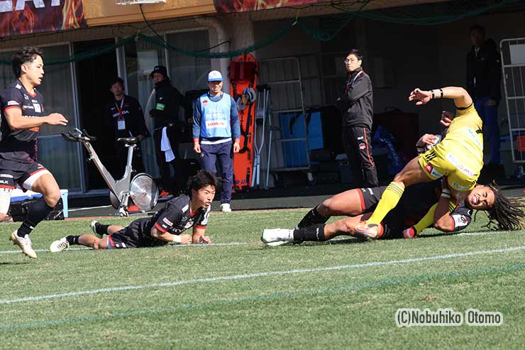 SH土永とCTBファアウリのタックルでコルビをタッチへ押し出す