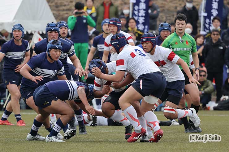 桐蔭の低いタックルが突き刺さる