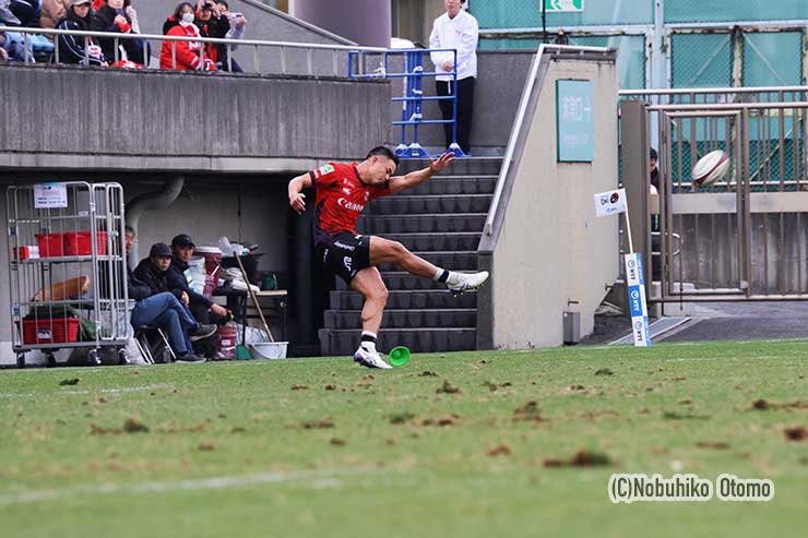 横浜も果敢なアタックをみせ71分、78分とトライを返す。コンバージョンを蹴る田村