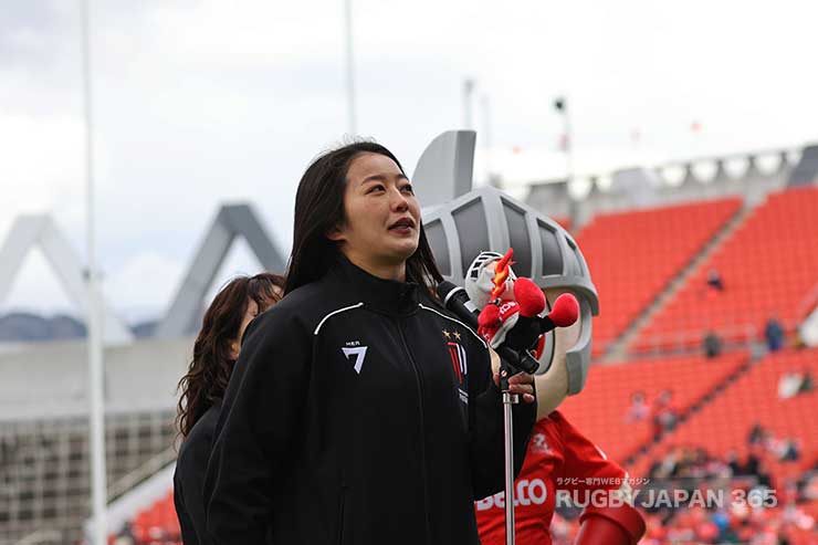 ハーフタイムには、15人制女子の全国大会で3連覇を果たした東京山九フェニックスの3選手が登場。佐藤優奈キャプテン