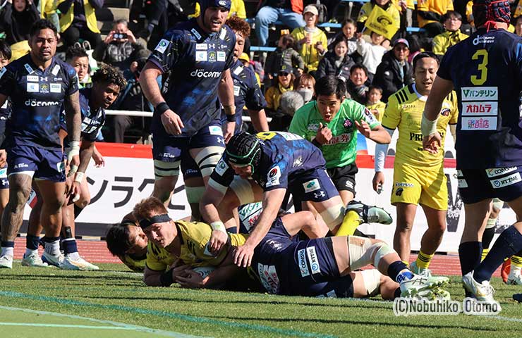 前半40分、ラストプレーで東京SGはFLケインがトライ