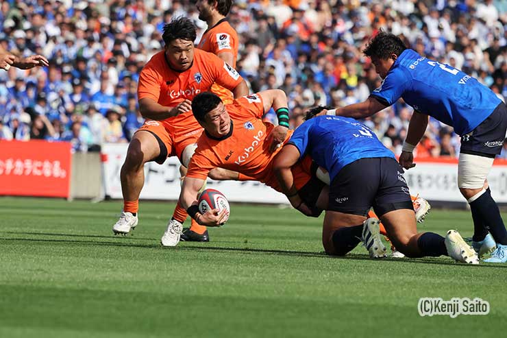 タックルを受けながらもボールをつなぐ立川理道