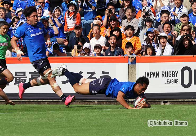 前半22分怪我から復帰してきたFB山沢拓也のトライ