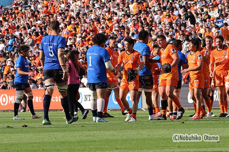 互いの健闘を労う両チームの選手たち