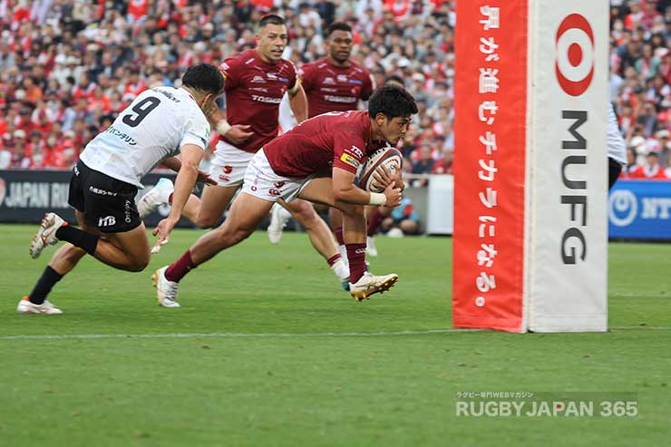 杉山優平がゴール中央に飛び込みトライ