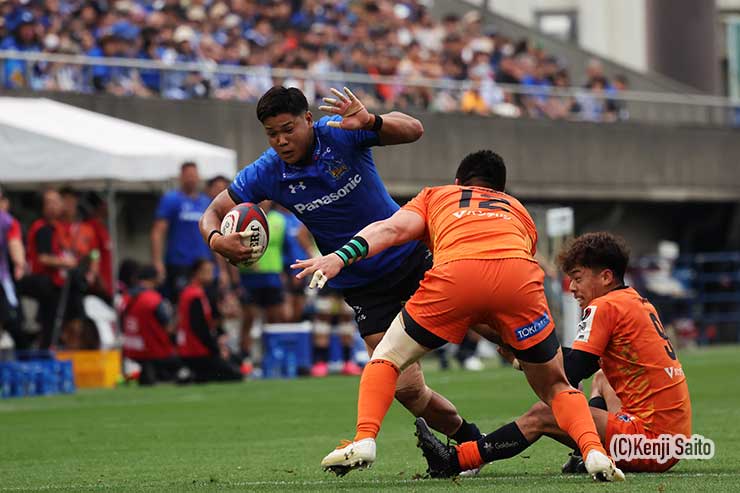 57分藤原のタックルを交わし立川理道をハンドオフする山沢京平