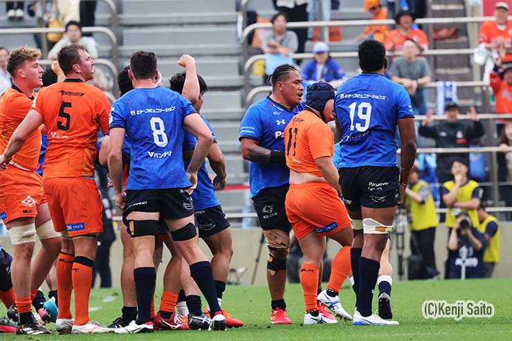 後半の勝負所、スクラムで連続ペナルティを獲得