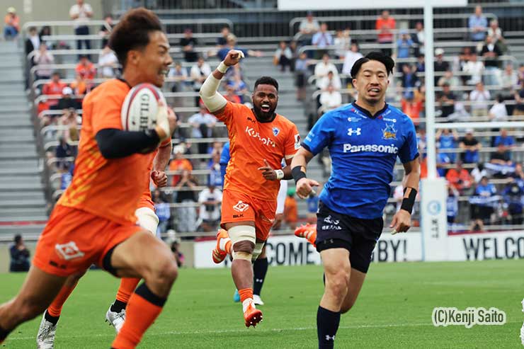 キックチャージした藤原がそのままトライのシーン、大きく右腕をあげ喜ぶマキシ